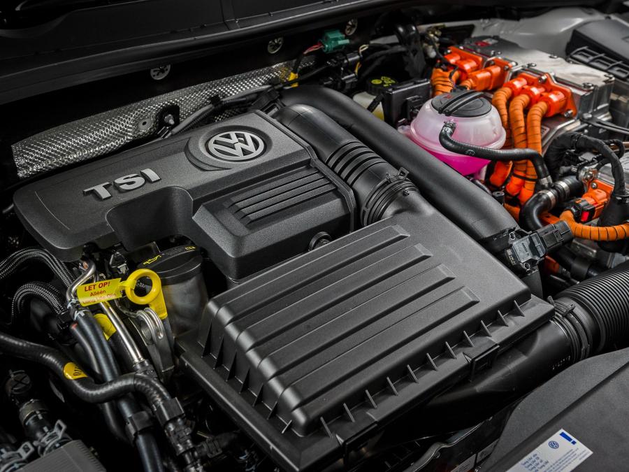 Моторный отсек Volkswagen Golf GTE 5-Door 2014 года  (фото 40 из 45)